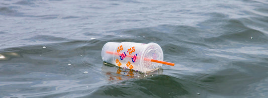 Plásticos flotando océano