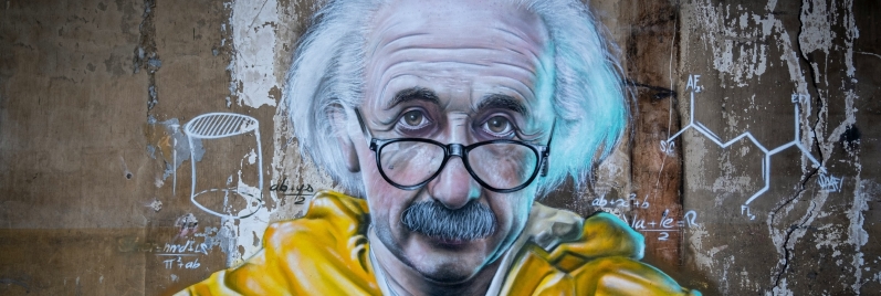 Albert Einstein cara en muro