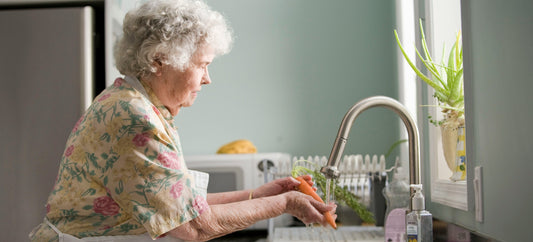 Mujer de Blue Zone, preparando su comida